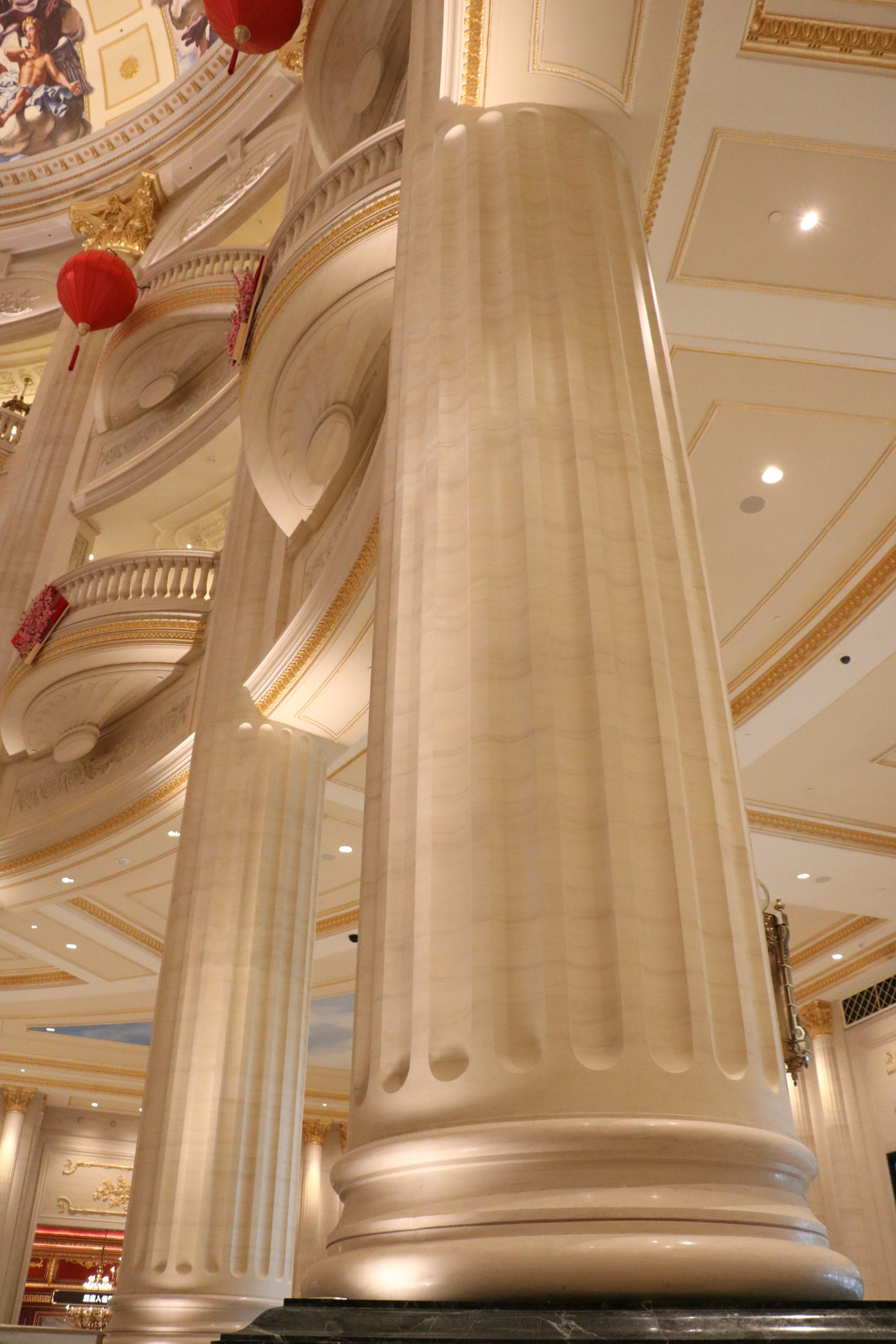 Lobby-columns